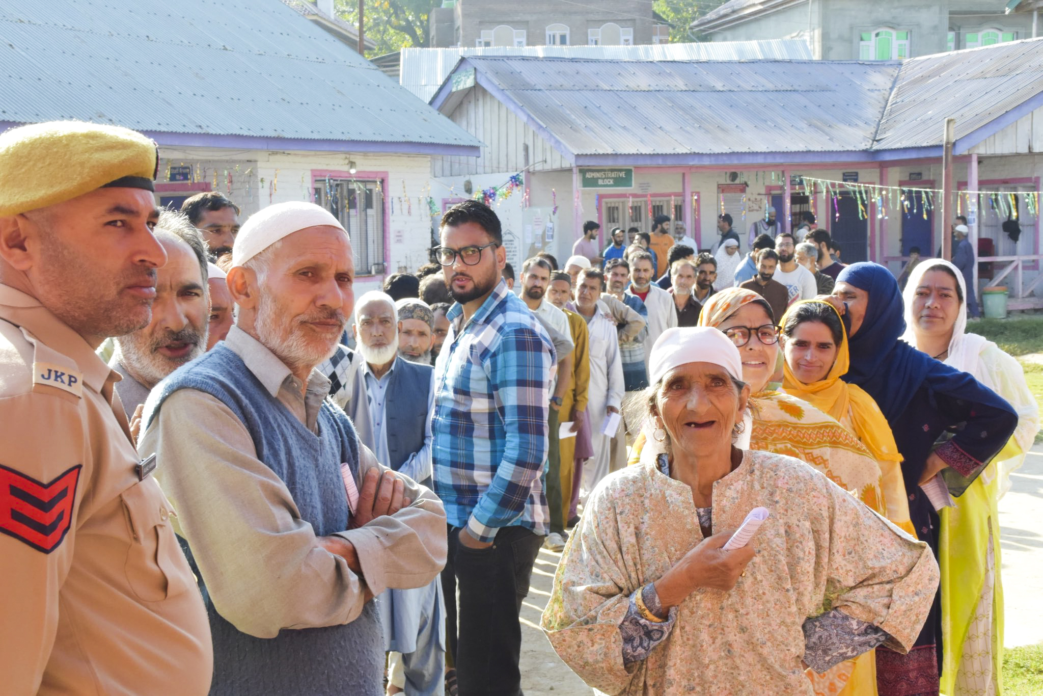 Jammu and Kashmir Elections: जम्मू कश्मीर में मतदाताओं की उमड़ी भारी भीड़-2024