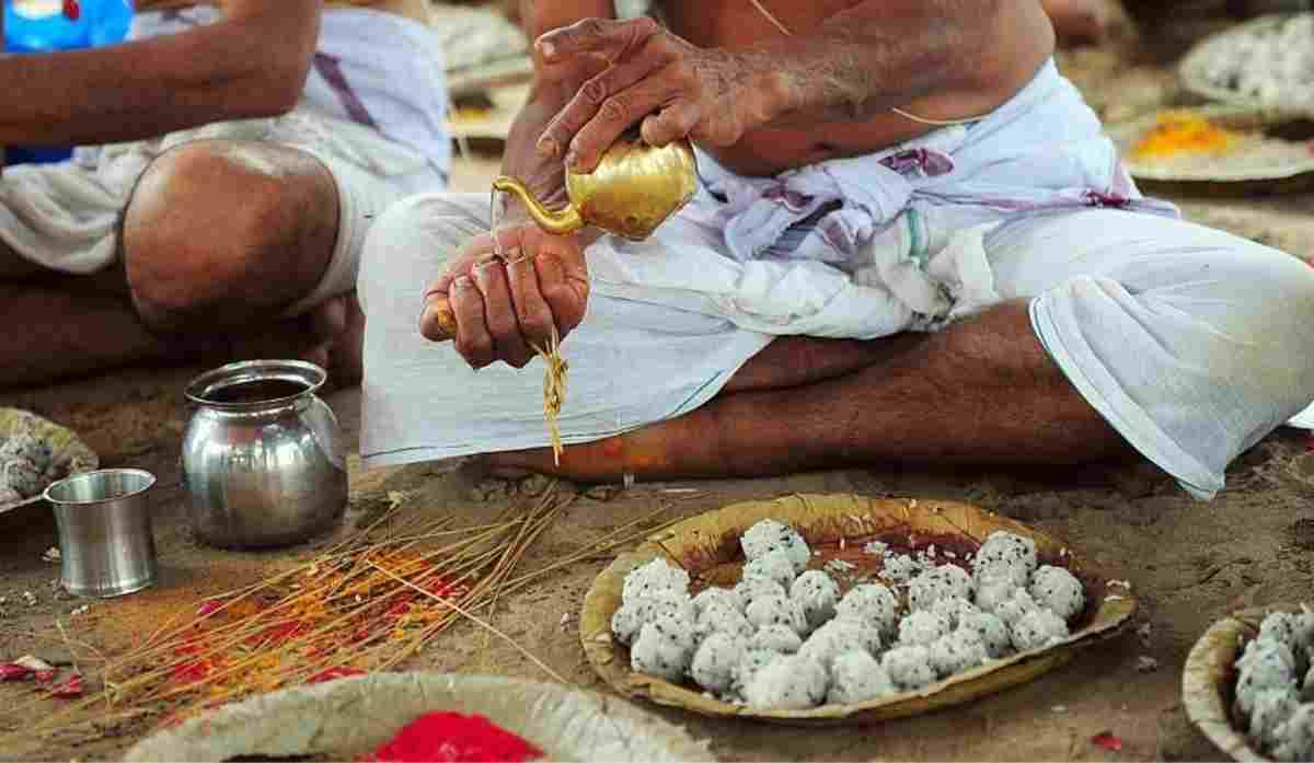 कौन कर सकता है पितरों का श्राद्ध? पितृ पक्ष से जुड़े कुछ जरूरी नियम Pitru Paksha 2024